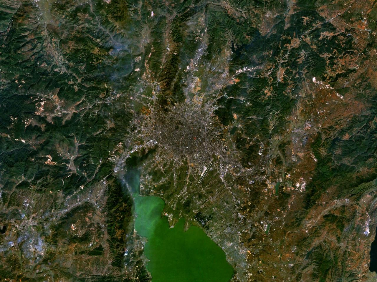Satellite image of Kunming situated at northern point of Lake Dianchi Source: Wikimedia Commons, Kunming 102.71986E 25.03390N.jpg